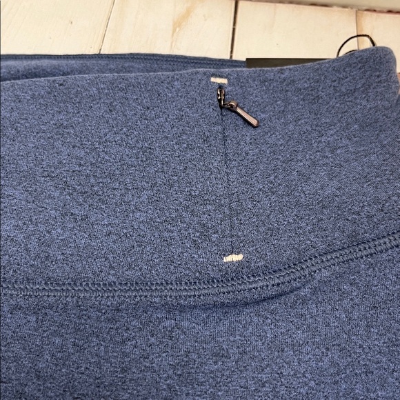 Calia Blue Leggings. Body freeze fabric. Front zip waist pocket.NWT. Size medium - Picture 4 of 7